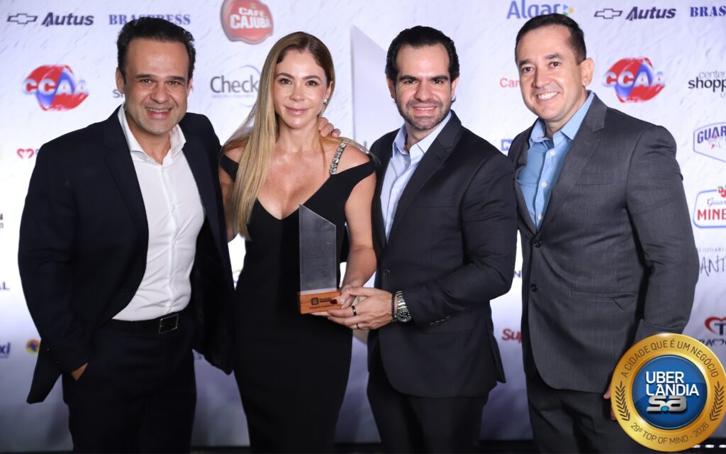 Diretoria Ivan Negócios Imobiliários com o troféu Top of Mind 2026